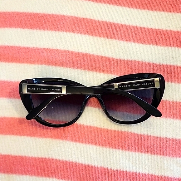 Marc by Marc Jacobs - Picture 2 of 4